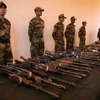 Vũ khí và đạn dược thu giữ tại nơi ẩn náu của các phiến quân ở vùng Kashmir. (Nguồn: THX/TTXVN)