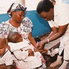 Tiêm vắcxin phòng sởi cho trẻ em châu Phi. (Nguồn: Internet)