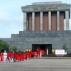 Dòng người vào viếng lăng Chủ tịch Hồ Chí Minh. (Ảnh: Đình Trân/TTXVN)
