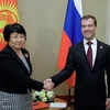Tổng thống Nga Dmitry Medvedev và Tổng thống Kyrgyzstan Rosa Otunbaeva tại cuộc gặp. (Nguồn: Getty Images)