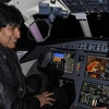 Tổng thống Bolivia Evo Morales trong buồng lái chiếc Falcon 900EX. (Nguồn: Reuters)