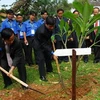 Đại diện lãnh đạo hai đoàn thanh niên trồng cây lưu niệm. (Nguồn: ubvk.hochiminhcity.gov.vn)