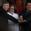 Tổng thống Chavez (phải), Tổng thống Brazil Lula da Silva (giữa) và Tổng thư ký UNASUR Nestor Kirchner tại Caracas. (Nguồn: Getty Images)