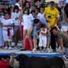 Đám đông khán giả, trong đó có cả trẻ em,đang cố tìm cách tránh con bò tót. (Nguồn: france24.com)