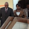 Tổng thống Nam Phi Jacob Zuma cùng phu nhân đến sân bay Bắc Kinh hôm 23/8. (Nguồn: AP)
