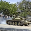 Quân chính phủ và AMISOM phải dùng đến xe tăng để đẩy lùi phiến quân. (Nguồn: AP)