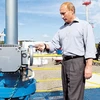 Thủ tướng Nga Vladimir Putin mở van khai trương tuyến đường ống dẫn dầu tới biên giới Trung Quốc. (Nguồn: shanghaidaily.com)