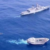 Tàu của Hải quân Ấn Độ và nhóm đặc nhiệm trên thuyền cao tốc đang tiến gần một thuyền buôn Ấn Độ tại vịnh Aden. (Nguồn: Internet)