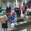 Lắp hệ thống nước sạch cho đồng bào dân tộc ở Đồng Văn. (Ảnh: Trọng Nghiệp/TTXVN)