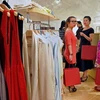 Khách hàng đến mua sắm tại cửa hàng của Hermes ở Thượng Hải. (Nguồn: Getty Images)