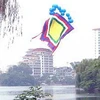 Lá cờ Ngũ sắc tung bay trên hồ Trúc Bạch. (Ảnh: Danh Lam/TTXVN)