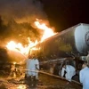 Lực lượng cứu hỏa Pakistan dập tắt đám cháy từ đoàn xe chở nhiên liệu. (Nguồn: AP)