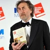 Nhà văn Howard Jacobson cùng tác phẩm đoạt giải. (Nguồn: Getty Images)