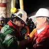 Tổng thống Chile Sebastian Pinera chúc mừng một thợ mỏ vừa được giải cứu. (Nguồn: Reuters)