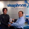 Trao giải cho khách hàng trúng thưởng iPhone 3GS trong chương trình Nạp thẻ May mắn của VinaPhone. (Ảnh: P.V/Vietnam+)