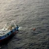 Xuồng cứu sinh tiếp cận tàu Đại Tây Dương Athena. (Nguồn: AP)