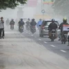 Đường phố ở Yogyakarta phủ đầy khói bụi do núi lửa phun trào. (Nguồn: THX/TTXVN)