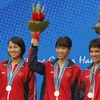 Các xạ thủ Cù Thị Thanh Tú, Nguyễn Thị Thu Hằng, Đặng Hồng Hà trên bục nhận huy chương bạc. (Nguồn: vtc.vn)