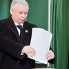 Lãnh đạo đảng đối lập Jaroslaw Kaczynski đi bỏ phiếu. (Nguồn: Getty Images)