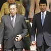 Chủ tịch Choummaly Sayason và Nhà vua Sultan Mizan tại lế đón. (Nguồn: Reuters)