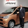 Chủ tịch hãng Daihatsu Koichi Ina bên chiếc Move vừa ra mắt. (Nguồn: AP)