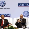 Đại diện của VW và DRB Hicom tại lễ ký thỏa thuận. (Nguồn: AP)