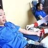 Đoàn viên thanh niên tham gia hiến máu tình nguyện tại lễ khởi động năm thanh niên 2011. (Ảnh: Hồ Cầu/TTXVN)