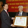 Thủ tướng Nguyễn Tấn Dũng trân trọng trao tặng Huân chương Độc lập hạng Nhất cho Giáo sư Đoàn Trọng Truyến. (Nguồn: Website Chính phủ)