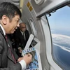 Ông Yukio Edano thị sát các hòn đảo tranh chấp với Nga từ trên máy bay. (Nguồn: Reuters)