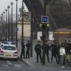 Cảnh sát Pháp sơ tán người dân và khách du lịch khỏi khu vực Tháp Eiffel. (Nguồn: AP)