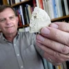 Nhà khoa học Mike Waters cùng một hiện vật của người Clovis vừa được tìm thấy. (Nguồn: AP)