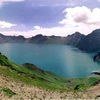 Hồ Cheonji nằm trên đỉnh núi lửa Baekdu. (Nguồn: Internet)