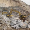 Tìm kiếm nạn nhân vụ sập mỏ đá Lèn Cờ. (Ảnh: Nguyễn Văn Nhật/Vietnam+)
