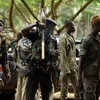 Binh sĩ trung thành với ông Alassane Ouattara trước một cuộc tấn công vào dinh Tổng thống ở Abidjan. (Nguồn: AFP/TTXVN)