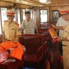 Cảnh sát đường thủy Quảng Ninh kiểm tra các trang thiết bị cứu hộ, phòng cháy chữa cháy trên tàu du lịch. (Ảnh: Đinh Mạnh Tú/TTXVN)