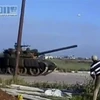 Xe tăng yểm trợ binh sỹ tiến vào Daraa. (Nguồn: AP)