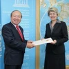 Đại sứ Dương Văn Quảng trình thư ủy nhiệm lên Tổng Giám đốc UNESCO, bà Irina Bokova. (Ảnh: Lê Hà/Vietnam+)