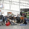 Hành khách chờ đợi do chuyến bay bị hủy. (Nguồn: AFP/TTXVN)