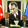 Bộ trưởng Egemen Bagis (phải) và ông Stefan Fule trong cuộc họp báo chung tại Ankara. (Nguồn: Getty Images)