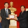 Chủ tịch Vũ Xuân Hồng trao Kỷ niệm chương cho Đại sứ Tôn Quốc Tường. (Ảnh: Doãn Tấn/TTXVN)
