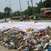Bãi rác Xuân Sơn bị phong tỏa, rác lại tràn ngập thị xã Sơn Tây. (Nguồn: phapluatxahoi.vn)