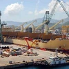 Đóng mới tàu tải trọng lớn tại Nhà máy đóng tàu của Hyundai Vinashin. (Ảnh: Hồng Kỳ/TTXVN)