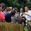 Tổng thống Obama gặp gỡ người dân tại Decorah, Iowa. (Nguồn: AFP/TTXVN)