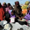 Người dân Somalia xếp hàng nhận lương thực cứu trợ. (Nguồn: AFP/TTXVN)