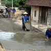 Xây dựng đường nông thôn tại Việt Nam. (Ảnh: Lan Xuân/TTXVN)