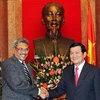 Chủ tịch nước Trương Tấn Sang và Thư ký Bộ Quốc phòng Sri Lanka Gôtabaya Ragiapacxa. (Ảnh: Nguyễn Dân/TTXVN)