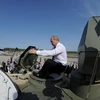 Thủ tướng Putin lái thử một chiếc xe tăng. (Nguồn: Reuters)
