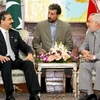 Phó Tổng thống thứ nhất Iran Mohammad-Reza Rahimi (phải) tiếp Thủ tướng Pakistan Yousuf Raza Gilani. (Nguồn: AFP/TTXVN)