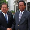 Bộ trưởng Quốc phòng Campuchia Tea Banh (phải) và người đồng cấp Thái Lan Yuthasak Sasiprapha. (Nguồn: AFP/TTXVN) 