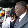 Tân Tổng thống Michael Sata (phải) tuyên thệ tại lễ nhậm chức. (Nguồn: THX/TTXVN)